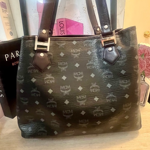 MCM Visetos Princess Lion Tote - Picture 2 of 15